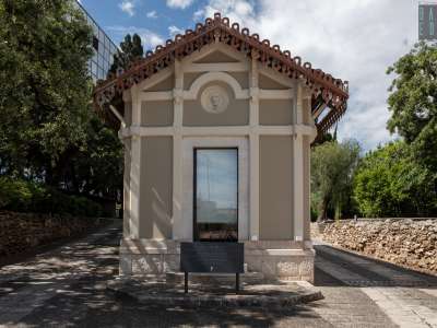 Una volta entrati nel giardino veniamo subito accolti dalla graziosa guardiola, coperta da un tetto spiovente con merlatura lignea, ispirata agli chalet d�Oltralpe